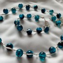 Komplet biżuterii z ozdobną rurką z koralików w kolorze czarno-niebieskim crackle
